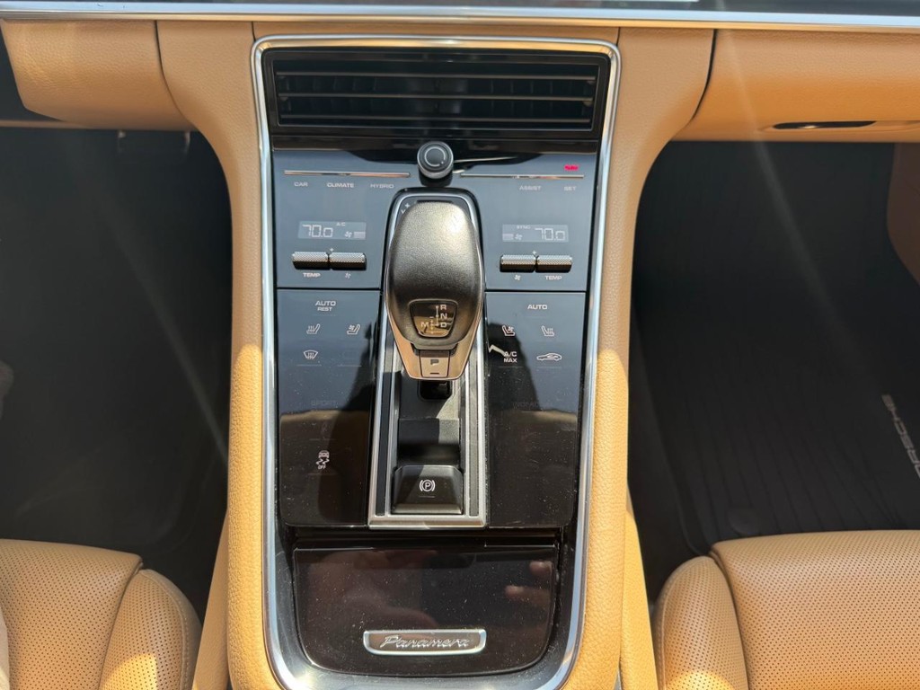 Porsche Panamera e-Hybrid Vehicle Full-screen Gallery Image 23