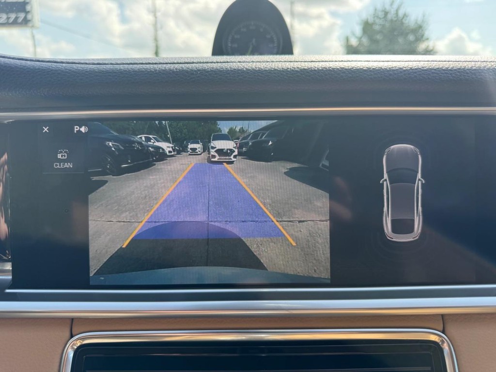 Porsche Panamera e-Hybrid Vehicle Full-screen Gallery Image 24