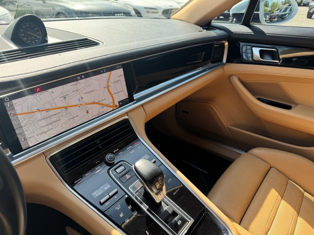Porsche Panamera e-Hybrid Vehicle Full-screen Gallery Image 26