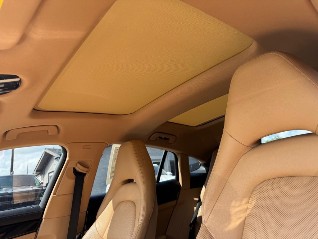Porsche Panamera e-Hybrid Vehicle Full-screen Gallery Image 27