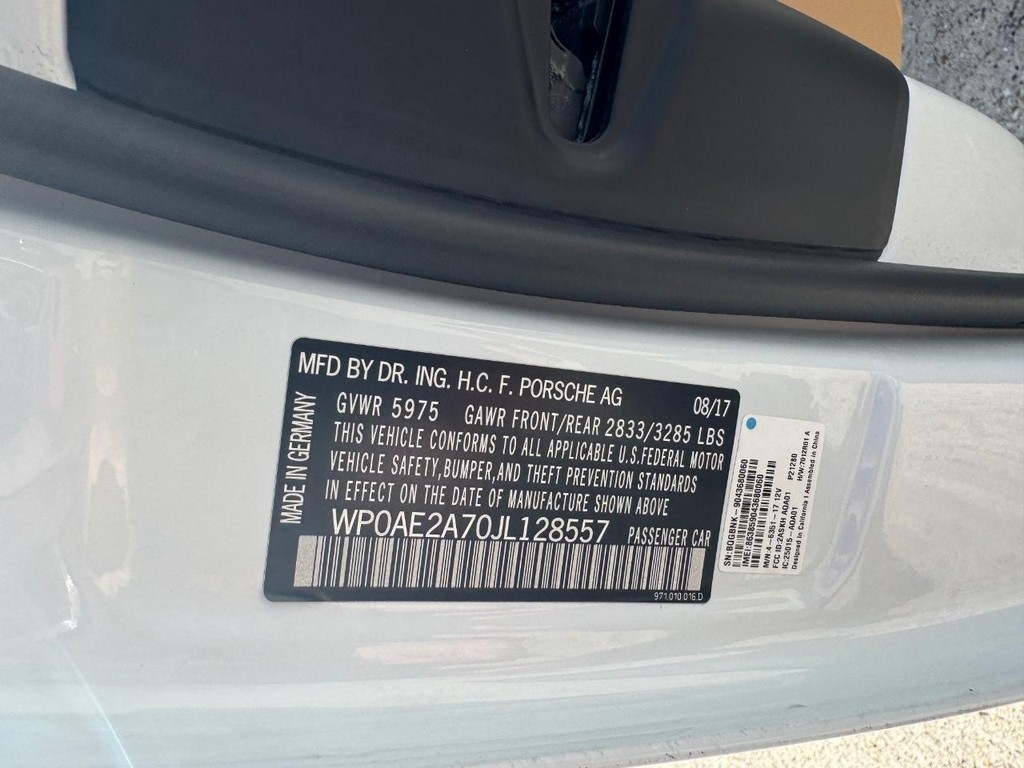 Porsche Panamera e-Hybrid Vehicle Full-screen Gallery Image 29