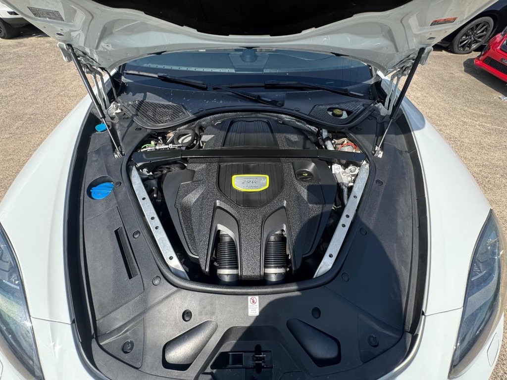 Porsche Panamera e-Hybrid Vehicle Full-screen Gallery Image 30