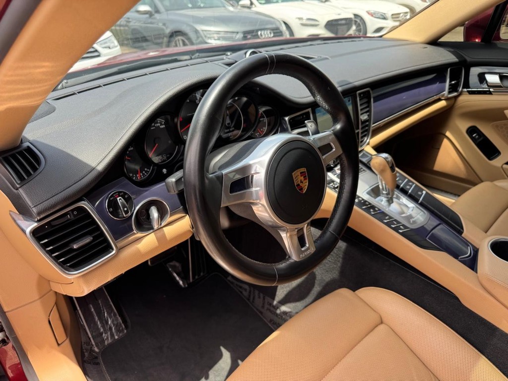 Porsche Panamera Vehicle Full-screen Gallery Image 10