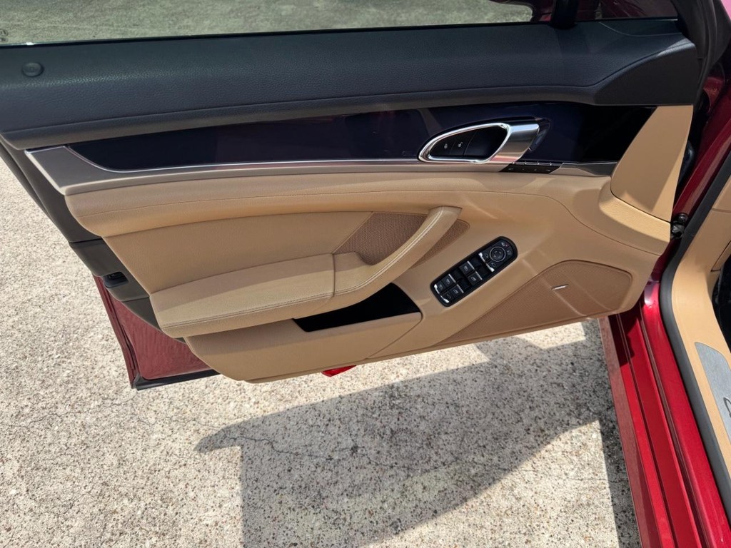 Porsche Panamera Vehicle Full-screen Gallery Image 12