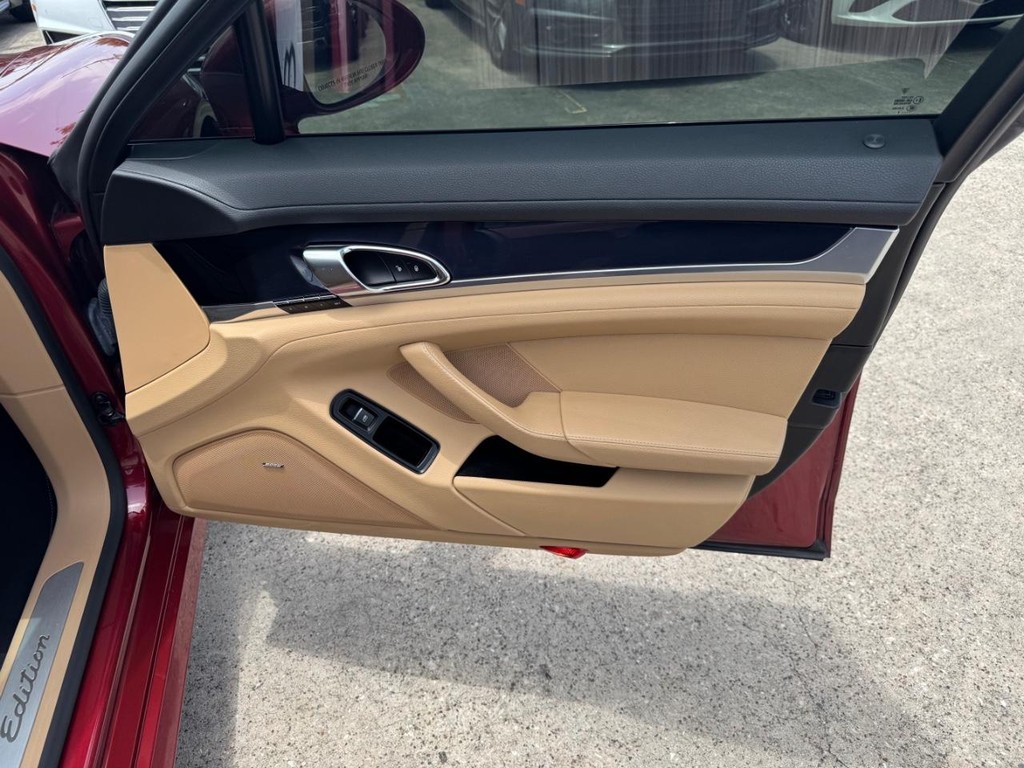 Porsche Panamera Vehicle Full-screen Gallery Image 15