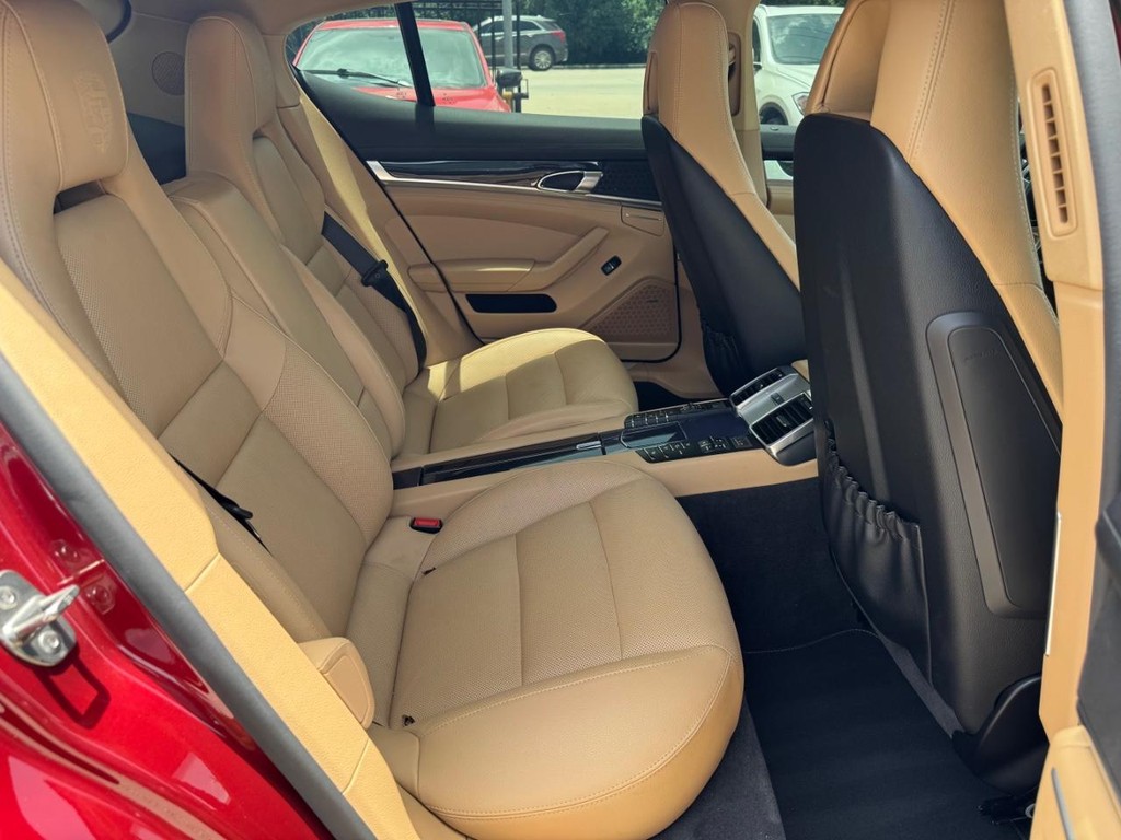 Porsche Panamera Vehicle Full-screen Gallery Image 16