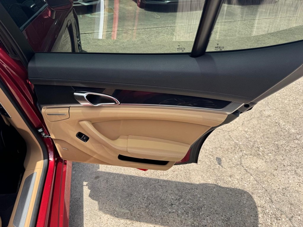Porsche Panamera Vehicle Full-screen Gallery Image 17