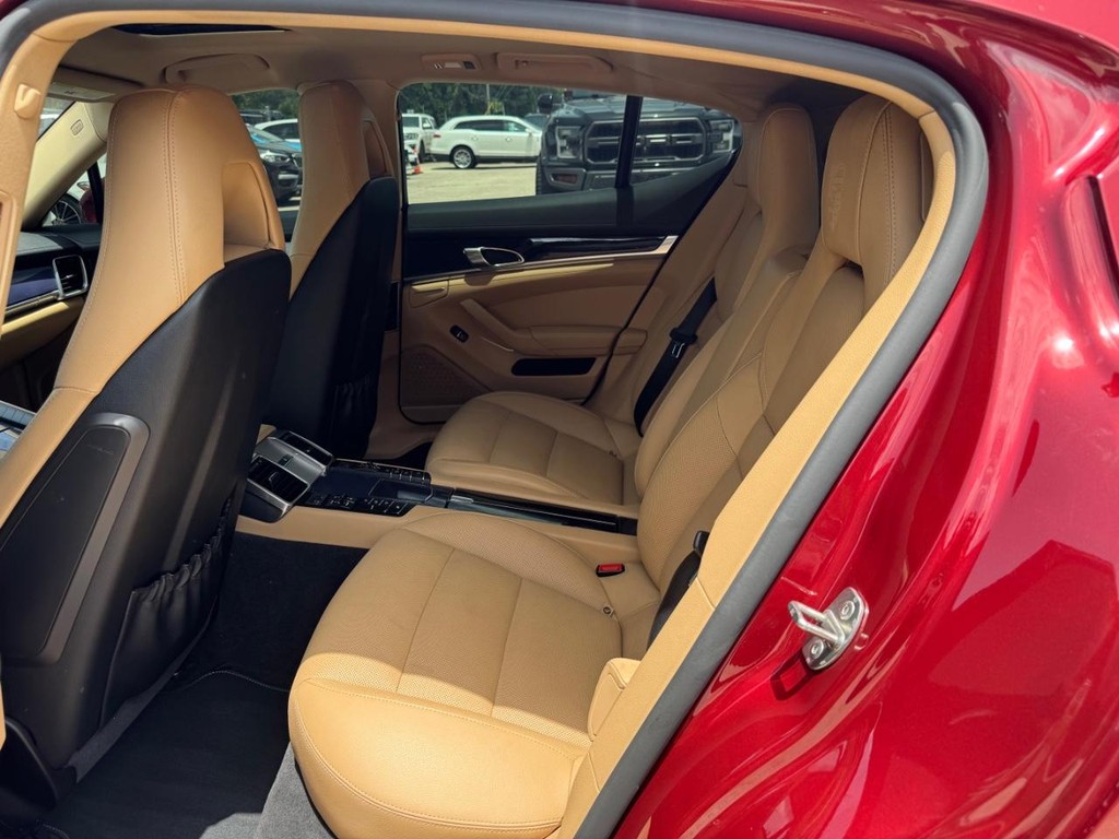 Porsche Panamera Vehicle Full-screen Gallery Image 18