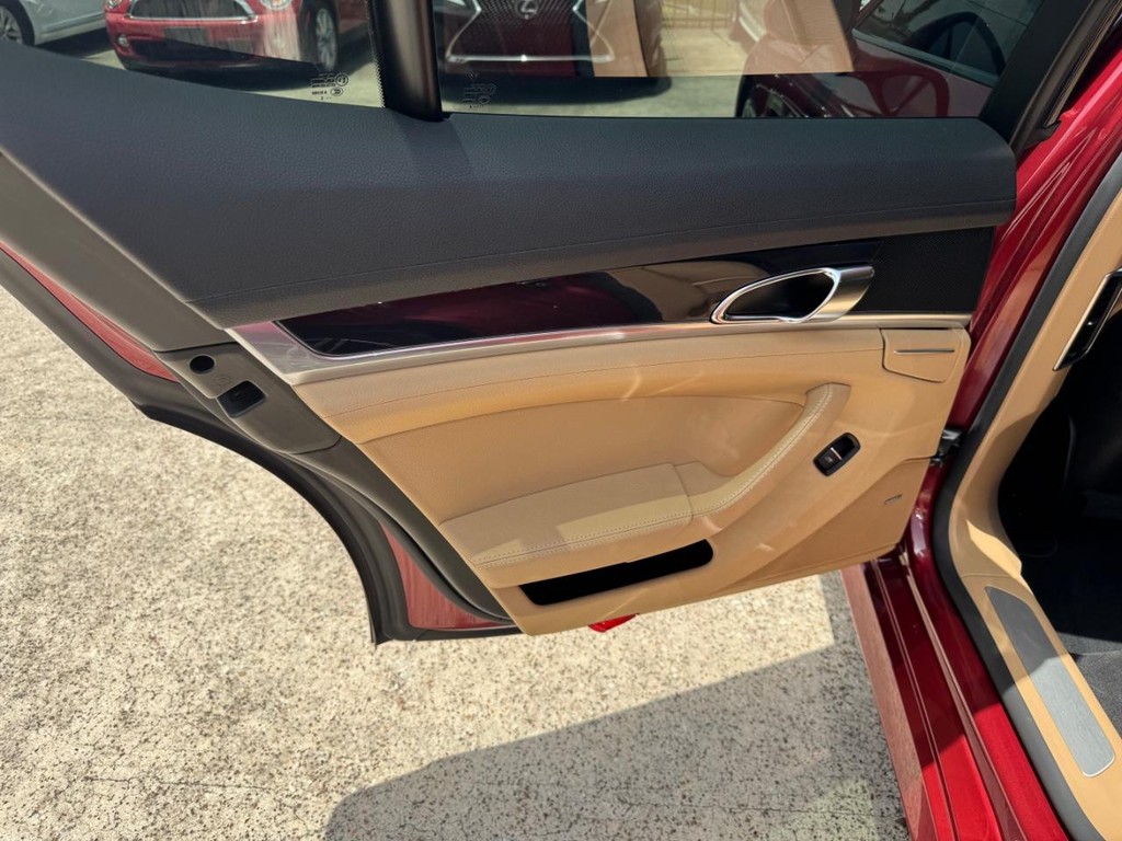Porsche Panamera Vehicle Full-screen Gallery Image 19