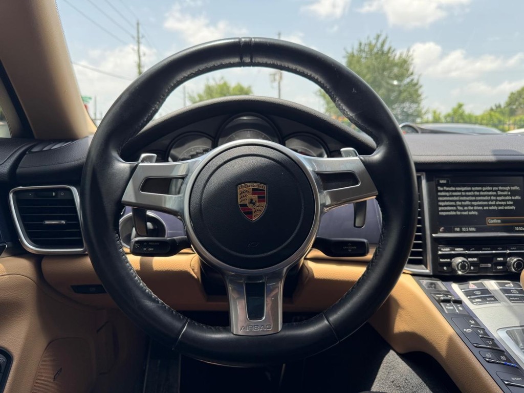 Porsche Panamera Vehicle Full-screen Gallery Image 20
