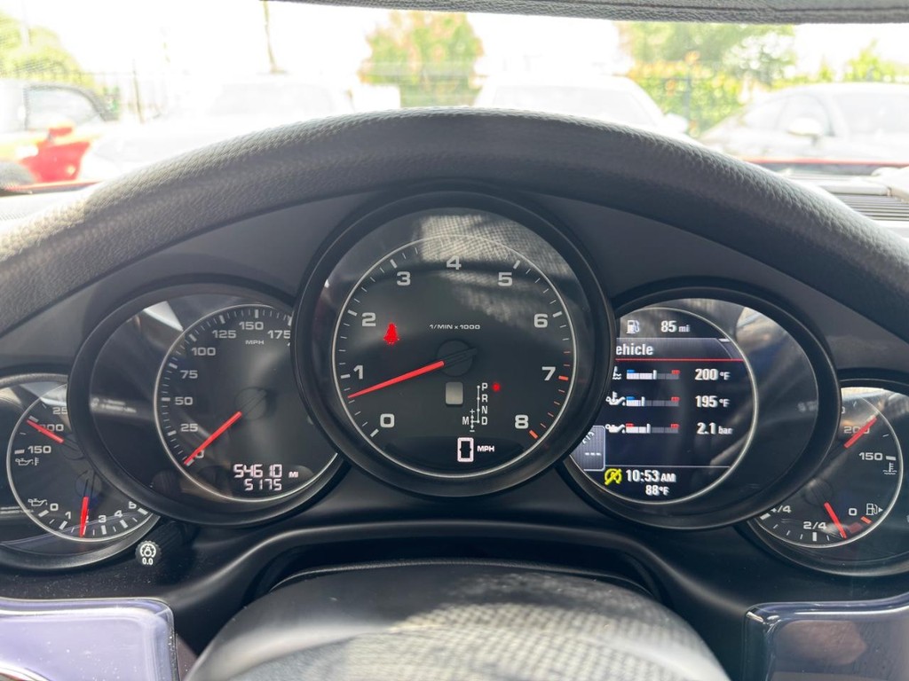 Porsche Panamera Vehicle Full-screen Gallery Image 21