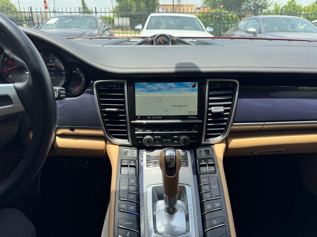 Porsche Panamera Vehicle Full-screen Gallery Image 22