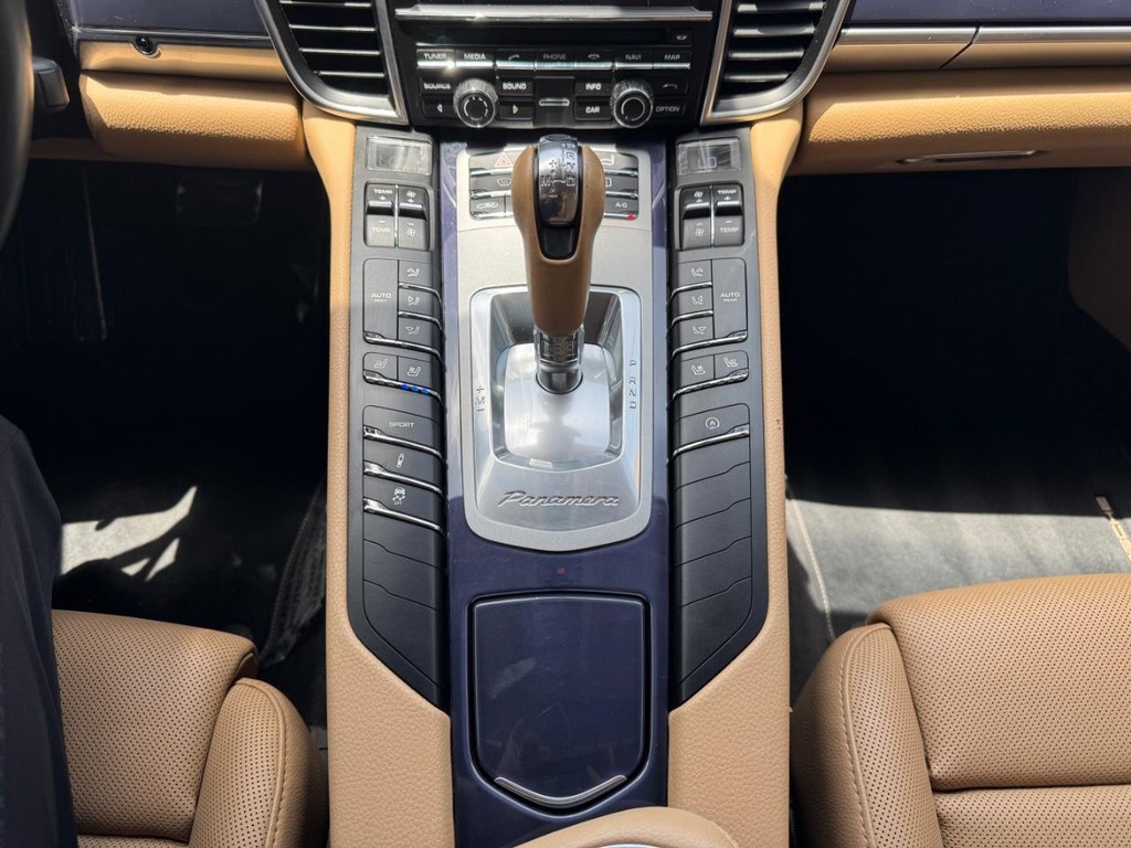 Porsche Panamera Vehicle Full-screen Gallery Image 23