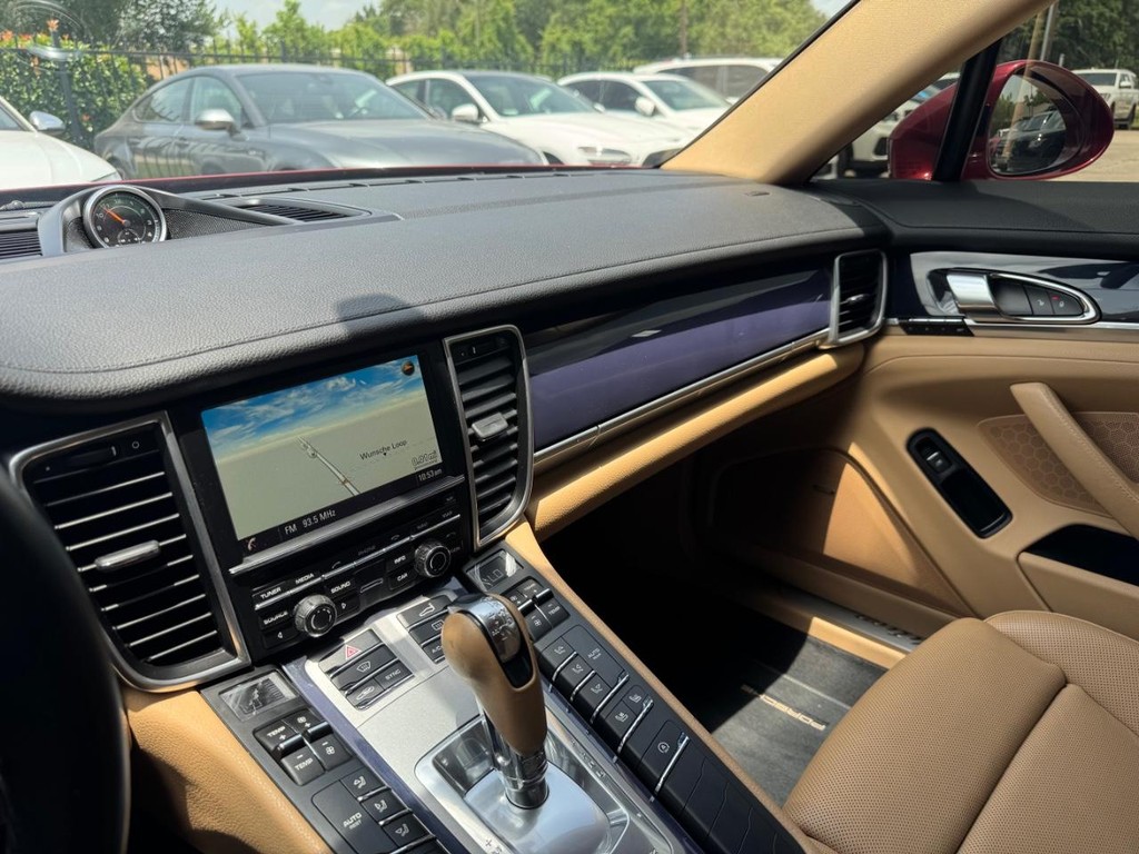 Porsche Panamera Vehicle Full-screen Gallery Image 24