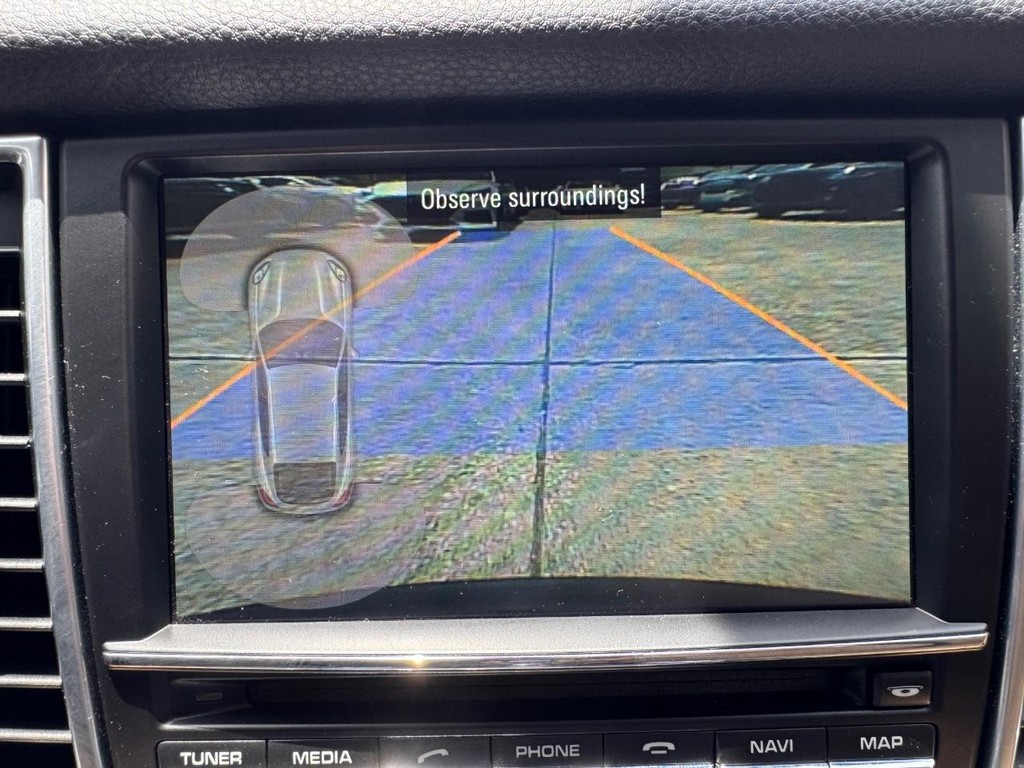 Porsche Panamera Vehicle Full-screen Gallery Image 25