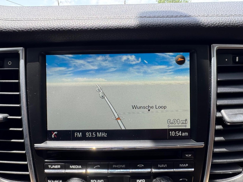 Porsche Panamera Vehicle Full-screen Gallery Image 26