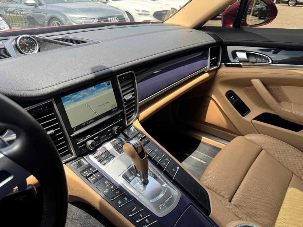 Porsche Panamera Vehicle Full-screen Gallery Image 27