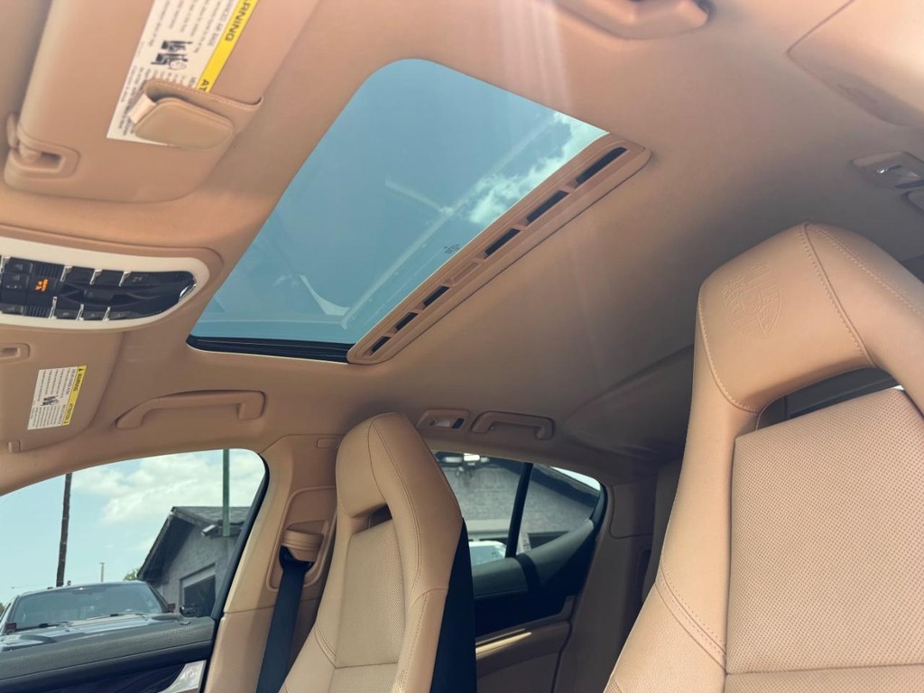 Porsche Panamera Vehicle Full-screen Gallery Image 28