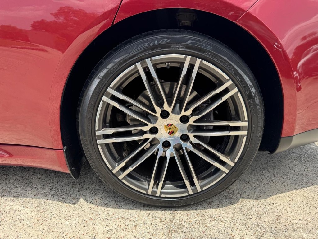 Porsche Panamera Vehicle Full-screen Gallery Image 29