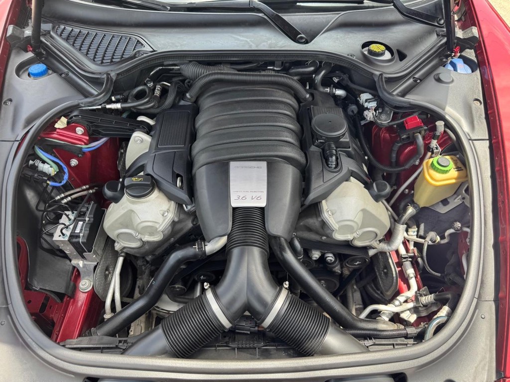 Porsche Panamera Vehicle Full-screen Gallery Image 30