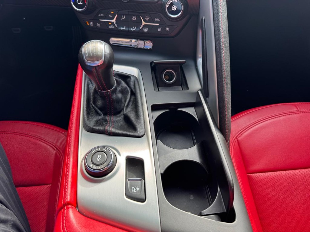 Chevrolet Corvette Vehicle Full-screen Gallery Image 20