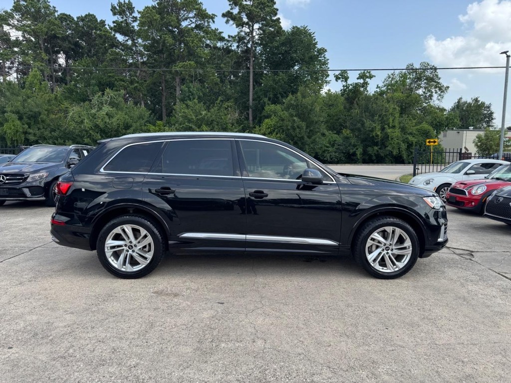 Audi Q7 Vehicle Full-screen Gallery Image 03