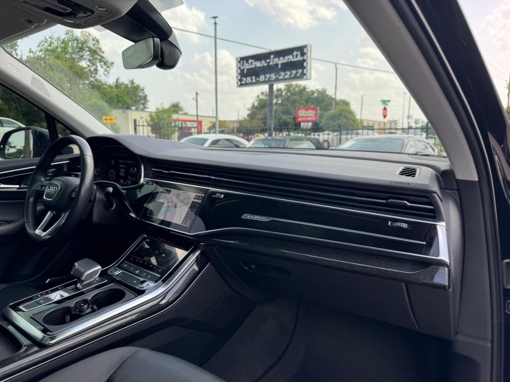 Audi Q7 Vehicle Full-screen Gallery Image 13