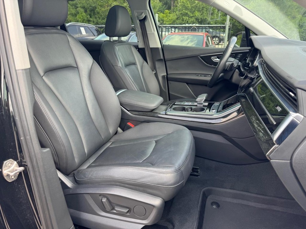 Audi Q7 Vehicle Full-screen Gallery Image 14