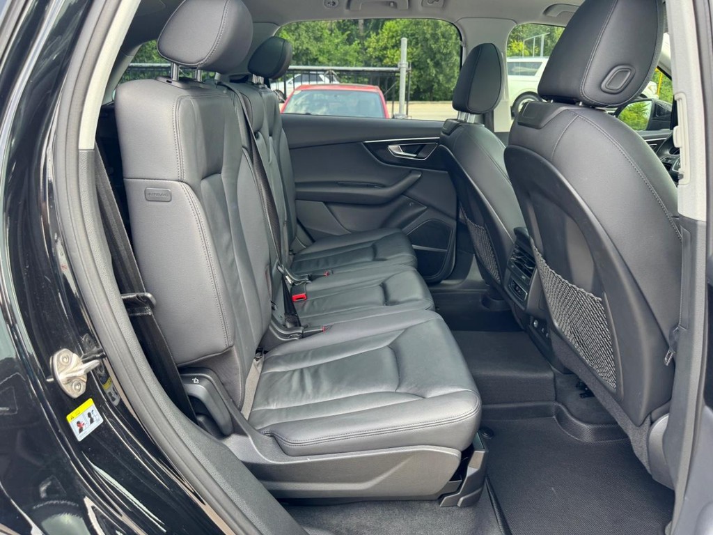 Audi Q7 Vehicle Full-screen Gallery Image 16