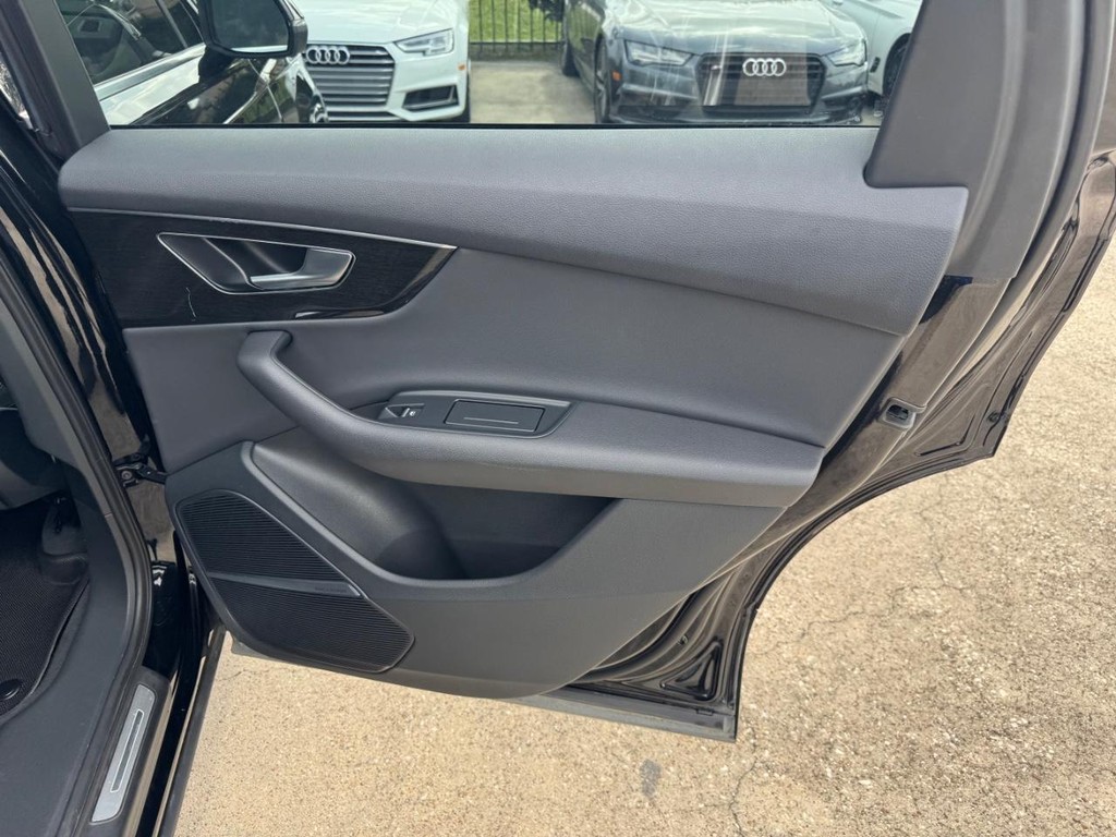 Audi Q7 Vehicle Full-screen Gallery Image 17