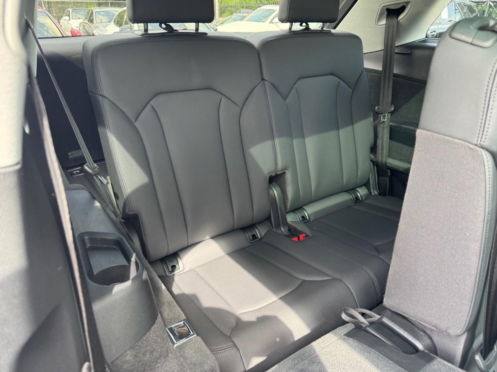 Audi Q7 Vehicle Full-screen Gallery Image 18