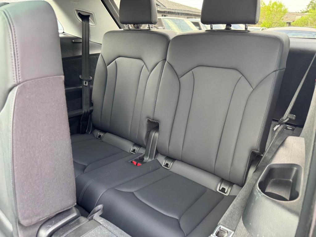 Audi Q7 Vehicle Full-screen Gallery Image 21
