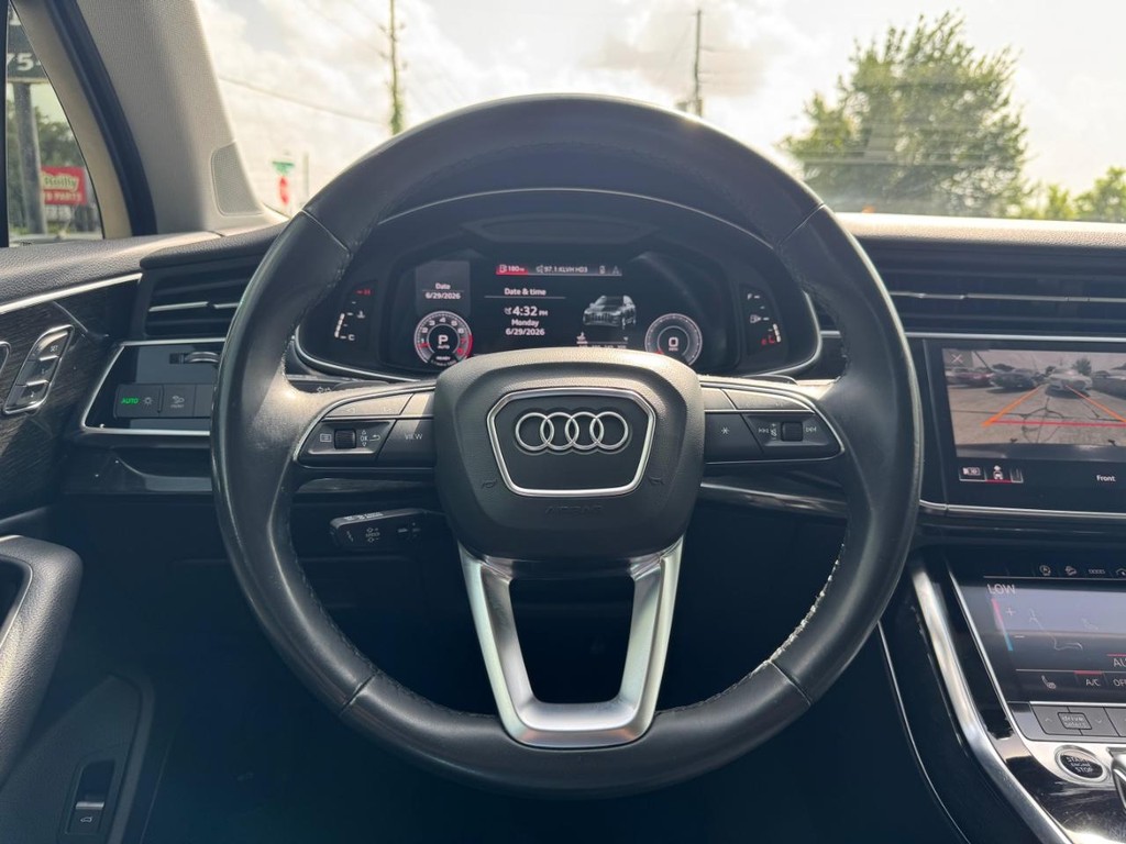 Audi Q7 Vehicle Full-screen Gallery Image 22