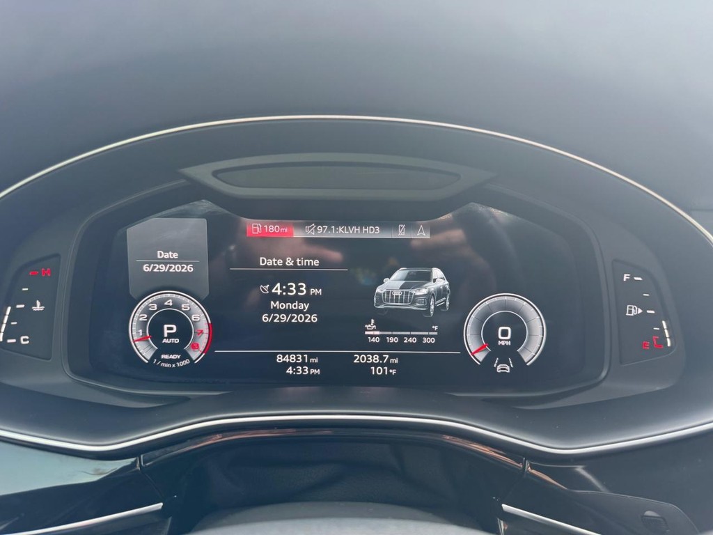 Audi Q7 Vehicle Full-screen Gallery Image 23