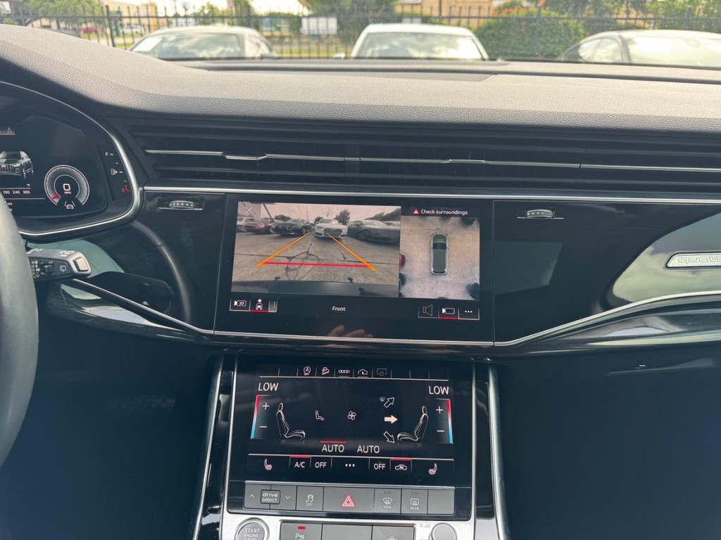 Audi Q7 Vehicle Full-screen Gallery Image 24