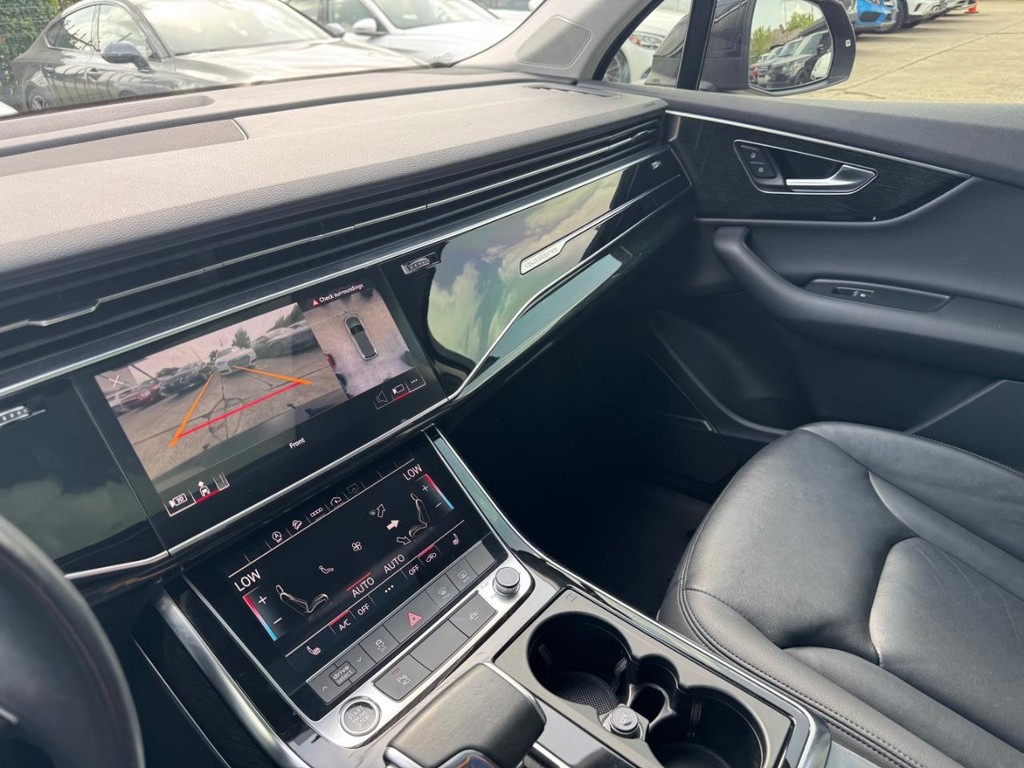 Audi Q7 Vehicle Full-screen Gallery Image 26