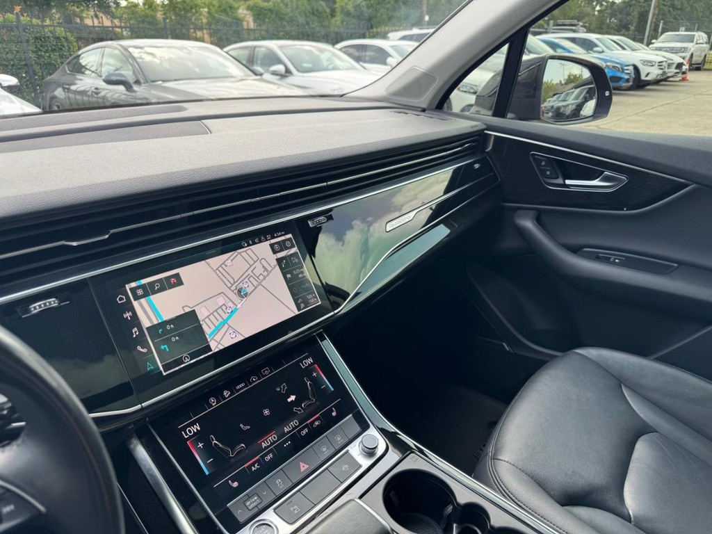 Audi Q7 Vehicle Full-screen Gallery Image 28