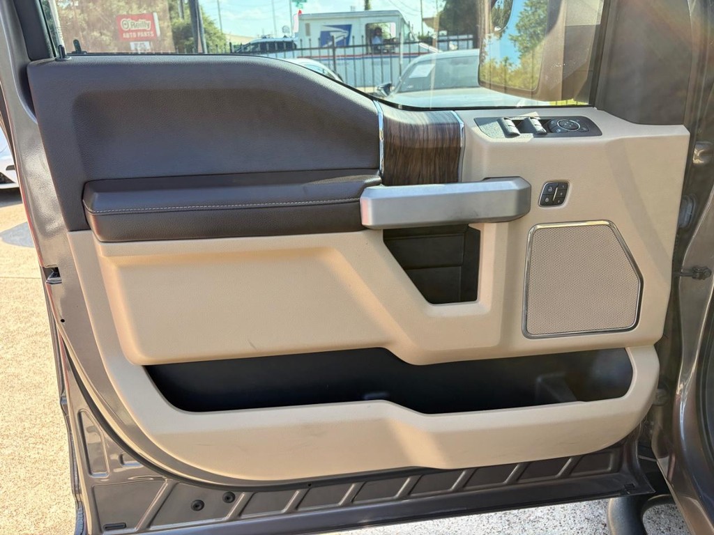 Ford F-150 Vehicle Full-screen Gallery Image 12