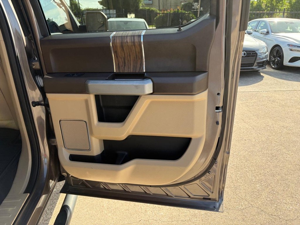 Ford F-150 Vehicle Full-screen Gallery Image 17
