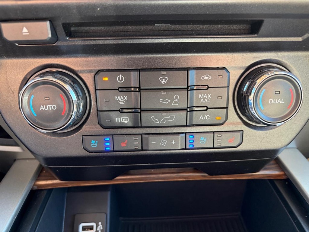 Ford F-150 Vehicle Full-screen Gallery Image 25