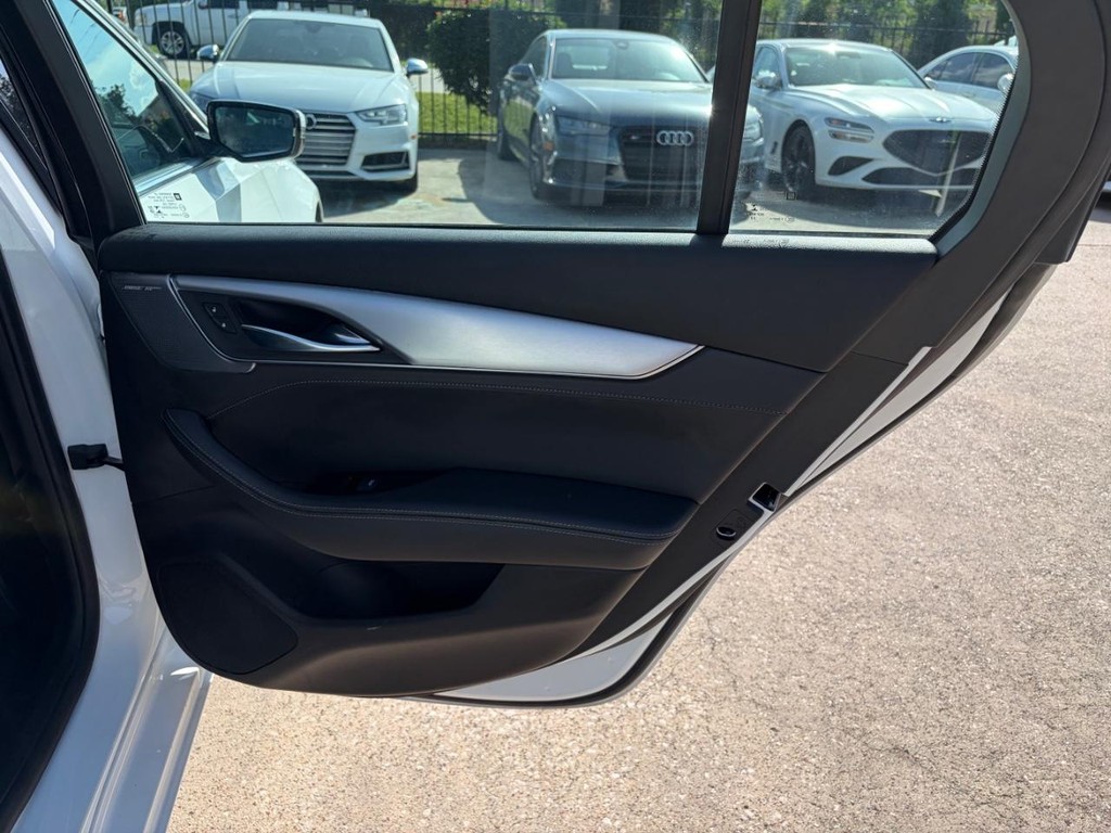 Cadillac CT5 Vehicle Full-screen Gallery Image 17