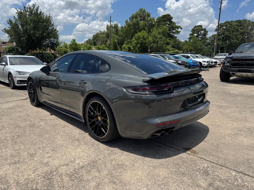 Porsche Panamera Vehicle Full-screen Gallery Image 08