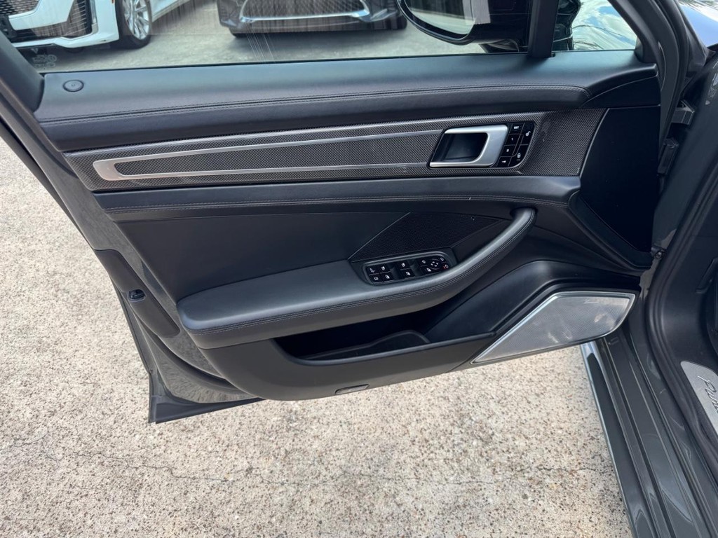 Porsche Panamera Vehicle Full-screen Gallery Image 12