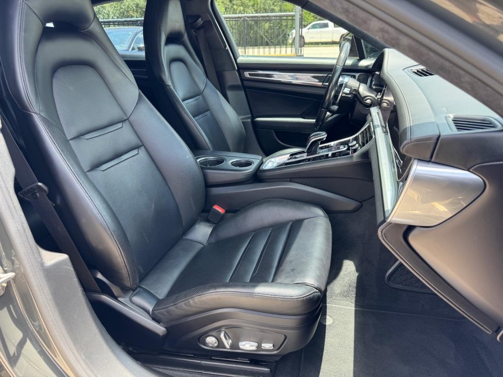 Porsche Panamera Vehicle Full-screen Gallery Image 14