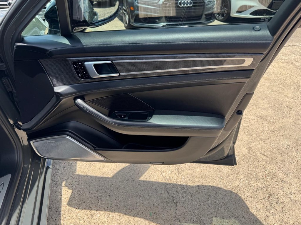 Porsche Panamera Vehicle Full-screen Gallery Image 15