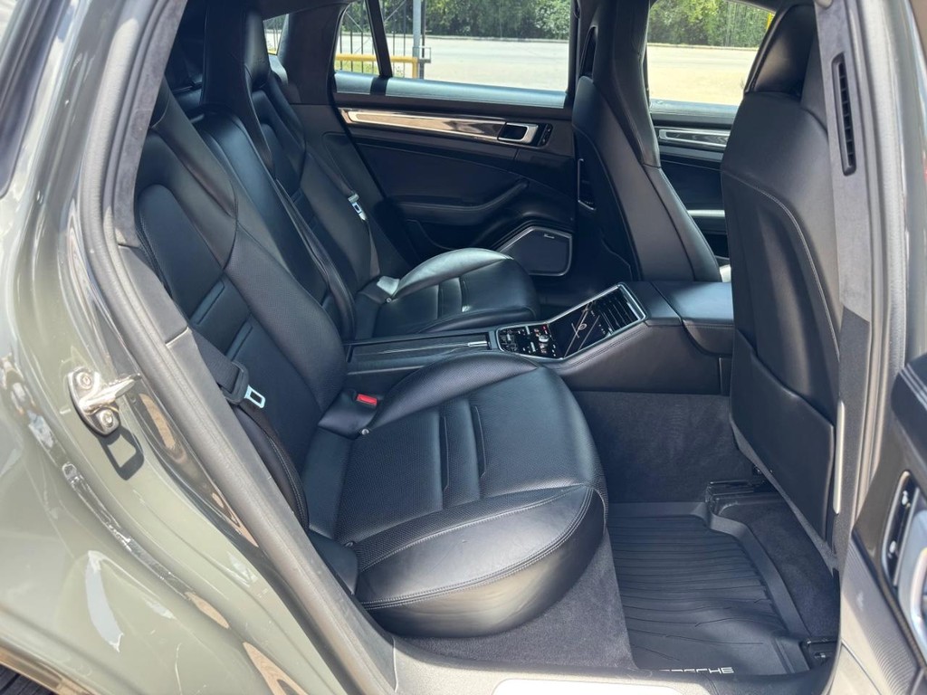 Porsche Panamera Vehicle Full-screen Gallery Image 16