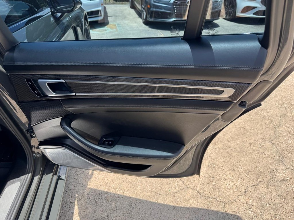 Porsche Panamera Vehicle Full-screen Gallery Image 17