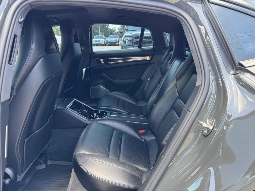 Porsche Panamera Vehicle Full-screen Gallery Image 18