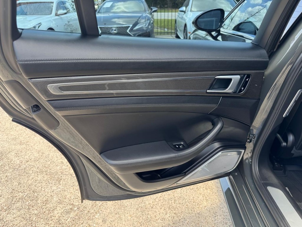 Porsche Panamera Vehicle Full-screen Gallery Image 19