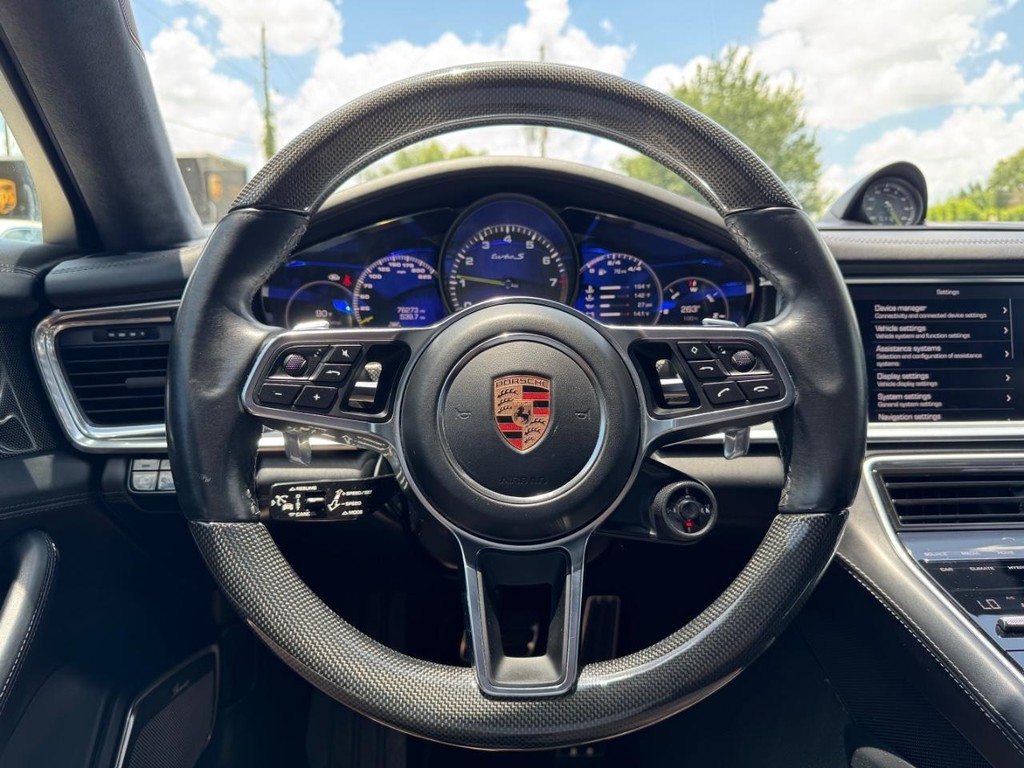 Porsche Panamera Vehicle Full-screen Gallery Image 20